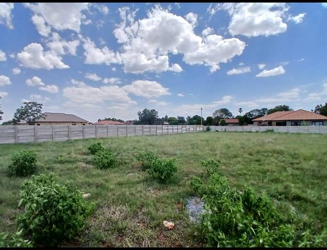 1,018M² VACANT LAND FOR SALE IN KOOKRUS